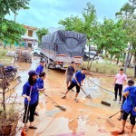 Đoàn viên thanh niên dọn vệ sinh Điểm giao dịch Duy Vinh (xã Nam Phước, TP Đà Nẵng