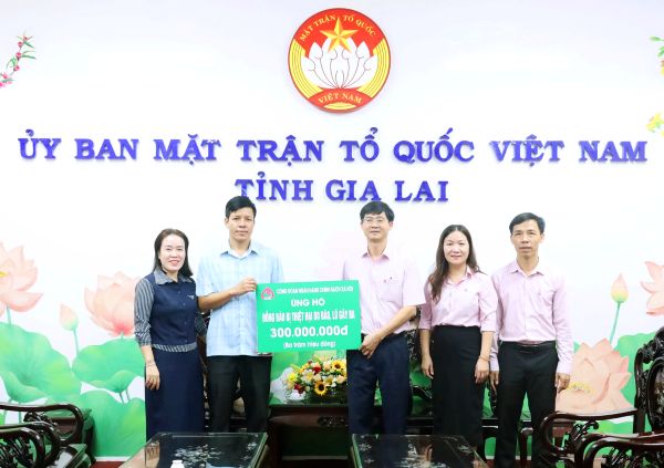 Giám đốc chi nhánh NHCSXH tỉnh Gia Lai Nguyễn Minh Hướng (đứng thứ 3 từ phải sang) trao số tiền 300 triệu đồng thừa ủy quyền của Công đoàn NHCSXH tới đại diện Ủy ban MTTQ Việt Nam tỉnh Giám đốc chi nhánh NHCSXH tỉnh Gia Lai Nguyễn Minh Hướng (đứng thứ 3 từ phải sang) trao số tiền 300 triệu đồng thừa ủy quyền của Công đoàn NHCSXH tới đại diện Ủy ban MTTQ Việt Nam tỉnh