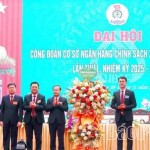 Thay mặt Ban điều hành NHCSXH, Phó Tổng Giám đốc Nguyễn Đức Hải tặng hoa chúc mừng Đại hội