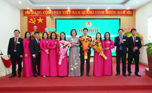 Các đại biểu chúc mừng BCH Công đoàn cơ sở NHCSXH tỉnh Quảng Trị, nhiệm kỳ 2025 - 2030 Các đại biểu chúc mừng BCH Công đoàn cơ sở NHCSXH tỉnh Quảng Trị, nhiệm kỳ 2025 - 2030