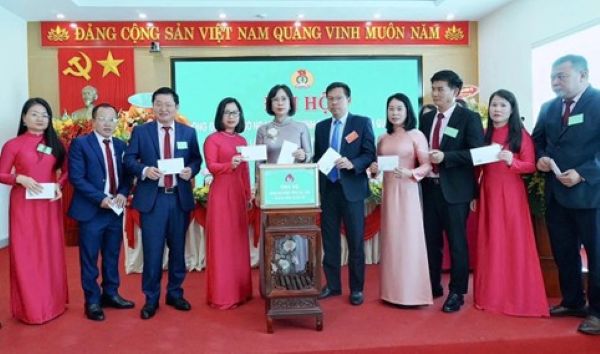 Các đại biểu tham gia ủng hộ đồng bào bị ảnh hưởng bởi thiên tai Các đại biểu tham gia ủng hộ đồng bào bị ảnh hưởng bởi thiên tai