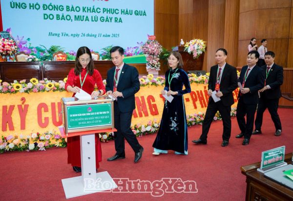 Các đại biểu ủng hộ đồng bào bị thiệt hại do bão, lũ