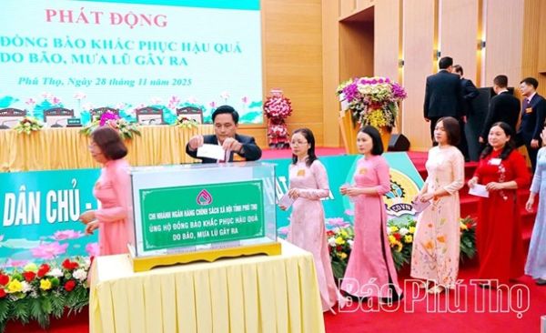 Các đại biểu tham gia ủng hộ đồng bào bị ảnh hưởng bởi thiên tai Các đại biểu tham gia ủng hộ đồng bào bị ảnh hưởng bởi thiên tai