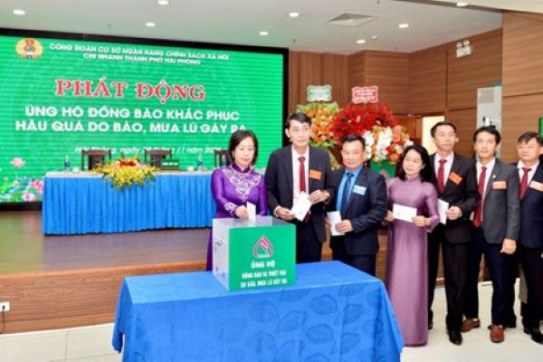 Các đại biểu tham gia ủng hộ đồng bào bị ảnh hưởng bởi thiên tai Các đại biểu tham gia ủng hộ đồng bào bị ảnh hưởng bởi thiên tai