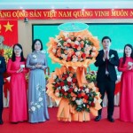 Thay mặt Ban điều hành, Phó Tổng Giám đốc NHCSXH Lê Thị Đức Hạnh tặng hoa chúc vui Đại hội