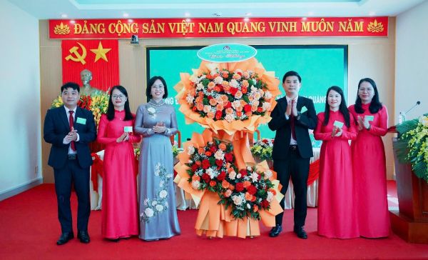 Thay mặt Ban điều hành, Phó Tổng Giám đốc NHCSXH Lê Thị Đức Hạnh tặng hoa chúc vui Đại hội Thay mặt Ban điều hành, Phó Tổng Giám đốc NHCSXH Lê Thị Đức Hạnh tặng hoa chúc vui Đại hội