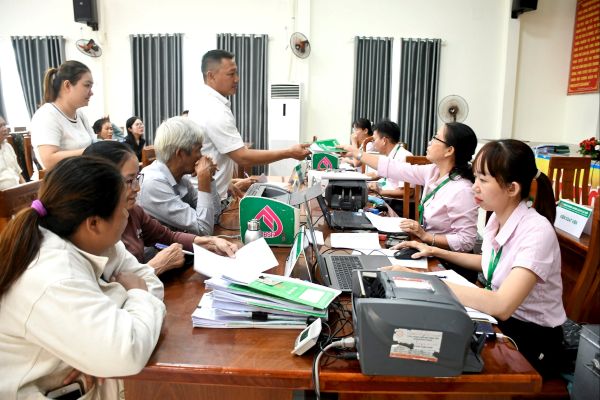 Phòng giao dịch NHCSXH Quảng Nam giải ngân vốn vay cho người dân tại điểm giao dịch phường Tam Kỳ