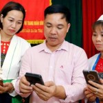 Cán bộ NHCSXH hướng dẫn người dân sử dụng an toàn ứng dụng VBSP Smart Banking