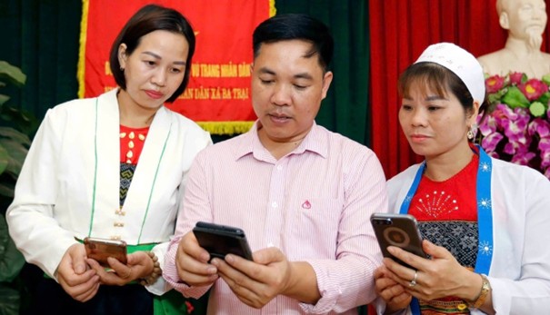 Cán bộ NHCSXH hướng dẫn người dân sử dụng an toàn ứng dụng VBSP Smart Banking