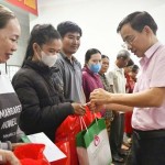 Giám đốc chi nhánh NHCSXH tỉnh Đào Thái Hòa trao quà cho các hộ dân bị thiệt hại do bão số 13 tại xã Xuân Cảnh