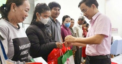 Công đoàn cơ sở NHCSXH tỉnh Đắk Lắk sẻ chia khó khăn với người dân vùng bão