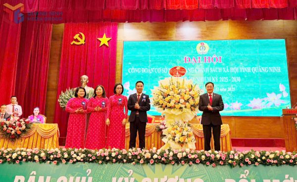 Tổng Giám đốc NHCSXH Dương Quyết Thắng tặng hoa Đại hội Tổng Giám đốc NHCSXH Dương Quyết Thắng tặng hoa Đại hội