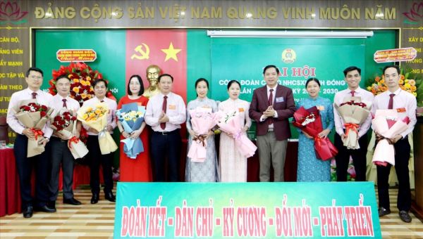 Các đại biểu chúc mừng BCH Công đoàn cơ sở NHCSXH tỉnh Đồng Nai nhiệm kỳ 2025 - 2030 Các đại biểu chúc mừng BCH Công đoàn cơ sở NHCSXH tỉnh Đồng Nai nhiệm kỳ 2025 - 2030