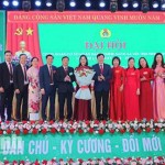 Tổng Giám đốc NHCSXH Dương Quyết Thắng tặng hoa Đại hội