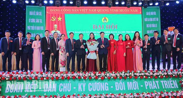 Tổng Giám đốc NHCSXH Dương Quyết Thắng tặng hoa Đại hội Tổng Giám đốc NHCSXH Dương Quyết Thắng tặng hoa Đại hội