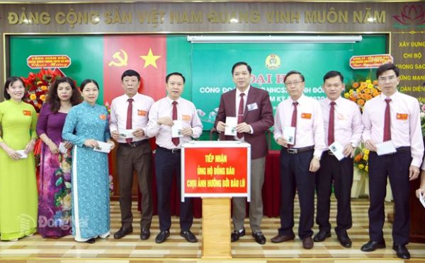 Các đại biểu tham gia ủng hộ đồng bào bị ảnh hưởng bởi thiên tai Các đại biểu tham gia ủng hộ đồng bào bị ảnh hưởng bởi thiên tai