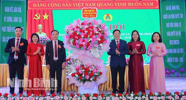 Tổng Giám đốc Dương Quyết Thắng và các đại biểu chúc vui BCH Công đoàn cơ sở NHCSXH tỉnh Ninh Bình nhiệm kỳ 2025 - 2030 Tổng Giám đốc Dương Quyết Thắng và các đại biểu chúc vui BCH Công đoàn cơ sở NHCSXH tỉnh Ninh Bình nhiệm kỳ 2025 - 2030