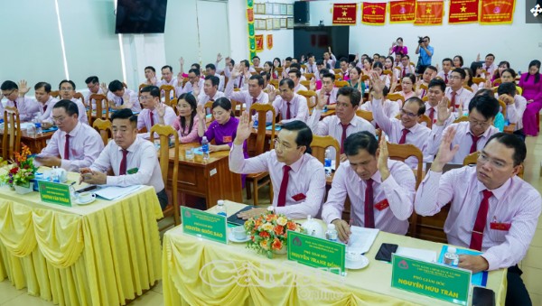 Đại biểu biểu quyết thông qua các nội dung tại Đại hội Đại biểu biểu quyết thông qua các nội dung tại Đại hội