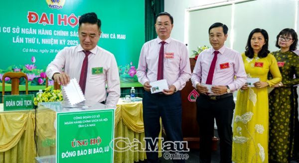 Các đại biểu tham gia ủng hộ đồng bào bị ảnh hưởng bởi thiên tai Các đại biểu tham gia ủng hộ đồng bào bị ảnh hưởng bởi thiên tai