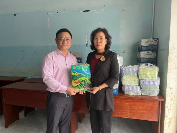 Đại diện Công đoàn cơ sở NHCSXH tỉnh Gia Lai trao hỗ trợ tới những hộ gia đình bị thiệt hại nặng bởi mưa lũ Đại diện Công đoàn cơ sở NHCSXH tỉnh Gia Lai trao hỗ trợ tới những hộ gia đình bị thiệt hại nặng bởi mưa lũ