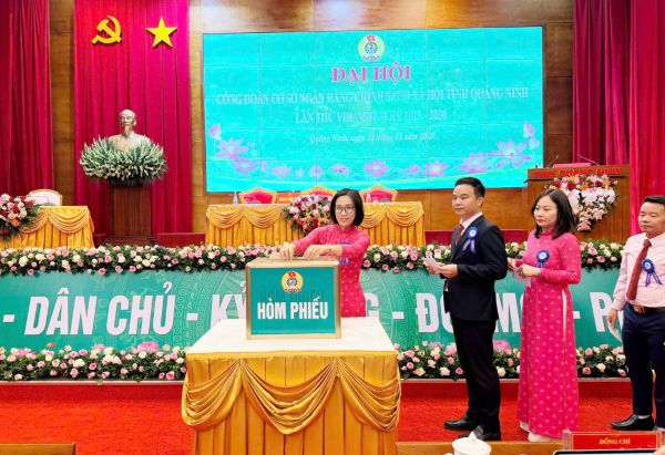 Các đại biểu bỏ phiếu bầu BCH Công đoàn cơ sở NHCSXH tỉnh Quảng Ninh lần thứ VIII, nhiệm kỳ 2025 - 2030 Các đại biểu bỏ phiếu bầu BCH Công đoàn cơ sở NHCSXH tỉnh Quảng Ninh lần thứ VIII, nhiệm kỳ 2025 - 2030