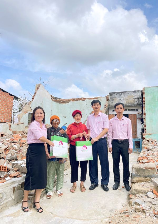 Đại diện Công đoàn cơ sở NHCSXH tỉnh Gia Lai trao hỗ trợ tới những hộ gia đình bị thiệt hại nặng bởi mưa lũ Đại diện Công đoàn cơ sở NHCSXH tỉnh Gia Lai trao hỗ trợ tới những hộ gia đình bị thiệt hại nặng bởi mưa lũ