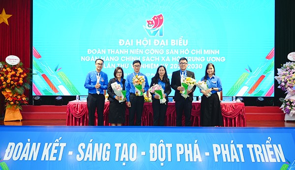 Chia tay các Ủy viên Ban Chấp hành khóa V không tái cử tham gia khóa VI Chia tay các Ủy viên Ban Chấp hành khóa V không tái cử tham gia khóa VI