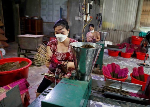 Gia đình chị Hoàng Thuý Vân ở xã Quỳ Châu vay vốn chính sách mua máy làm hương