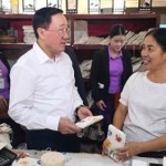 Tổng Giám đốc NHCSXH Việt Nam Dương Quyết Thắng trao đổi với khách hàng của NHCS Lào