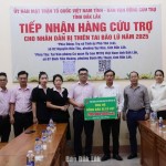 Đại diện chi nhánh NHCSXH tỉnh Đắk Lắk trao hỗ trợ cho người dân vùng lũ thông qua MTTQ Việt Nam tỉnh