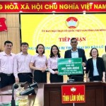 Ban lãnh đạo chi nhánh NHCSXH tỉnh Lâm Đồng trao 300 triệu đồng của Công đoàn NHCSXH hỗ trợ đồng bào vùng lũ