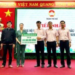 Thông qua Uỷ ban MTTQ Việt Nam TP Huế, Công đoàn NHCSXH đã trao 500 triệu đồng để hỗ trợ nhân dân khắc phục bão lũ