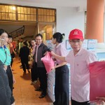 Tại xã Đồng Xuân, không kể ngày hay đêm, cán bộ Phòng giao dịch NHCSXH Đồng Xuân không quản ngại khó khăn kịp thời có mặt ở địa điểm tập kết quà để cùng lực lượng đoàn viên thanh niên, đội hình tình nguyện viên và đông đảo bà con nhân dân để chung tay hỗ trợ phân loại, đóng gói hàng cứu trợ để gửi đến các hộ dân bị ảnh hưởng nặng nề bởi đợt lũ, lụt vừa qua một cách nhanh nhất có thể