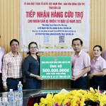 Ban lãnh đạo chi nhánh NHCSXH tỉnh Đắk Lắk trao 500 triệu đồng của Công đoàn NHCSXH hỗ trợ đồng bào vùng lũ