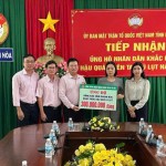 Đại diện Công đoàn cơ sở NHCSXH tỉnh Khánh Hòa trao bảng tượng trưng kinh phí ủng hộ nhân dân vùng lũ cho lãnh đạo Ủy ban MTTQ Việt Nam tỉnh