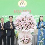 Đại diện lãnh đạo NHCSXH tặng hoa chúc mừng Đại hội