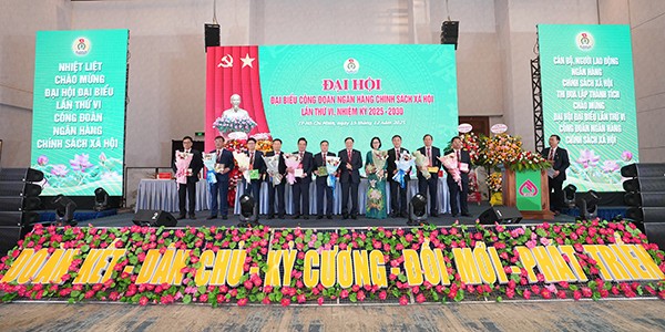 Tổng Giám đốc NHCSXH Dương Quyết Thắng tặng hoa chia tay các đồng chí Uỷ viên BCH Công đoàn NHCSXH khoá V, nhiệm kỳ 2023 – 2025 Tổng Giám đốc NHCSXH Dương Quyết Thắng tặng hoa chia tay các đồng chí Uỷ viên BCH Công đoàn NHCSXH khoá V, nhiệm kỳ 2023 – 2025