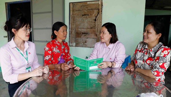 Cán bộ NHCSXH thường xuyên bám cơ sở động viên, thăm hỏi, hỗ trợ khách hàng vay vốn bị ảnh hưởng bởi thiên tai