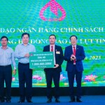 Tổng Giám đốc NHCSXH Dương Quyết Thắng chứng kiến Công đoàn NHCSXH trao tiền ủng hộ cho tỉnh Đắk Lắk