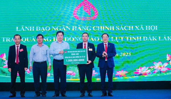 Tổng Giám đốc NHCSXH Dương Quyết Thắng chứng kiến Công đoàn NHCSXH trao tiền ủng hộ cho tỉnh Đắk Lắk