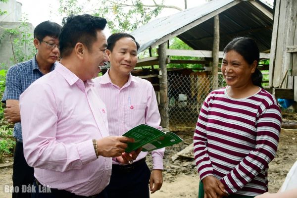 Phó Tổng Giám đốc NHCSXH Huỳnh Văn Thuận và các thành viên trong đoàn giám sát đến thăm hộ vay vốn của gia đình chị Kpắ Hờ Mân, thôn Kiến Thiết, xã Suối Trai Phó Tổng Giám đốc NHCSXH Huỳnh Văn Thuận và các thành viên trong đoàn giám sát đến thăm hộ vay vốn của gia đình chị Kpắ Hờ Mân, thôn Kiến Thiết, xã Suối Trai