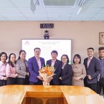 Các đại biểu tham dự chúc mừng nhóm nghiên cứu đề tài