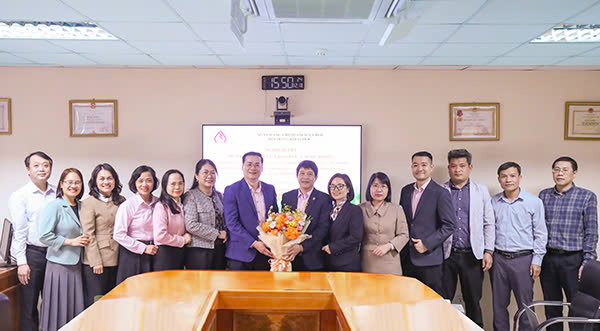 Các đại biểu tham dự chúc mừng nhóm nghiên cứu đề tài