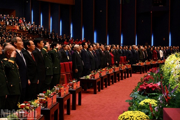 Các đại biểu thực hiện nghi lễ chào cờ