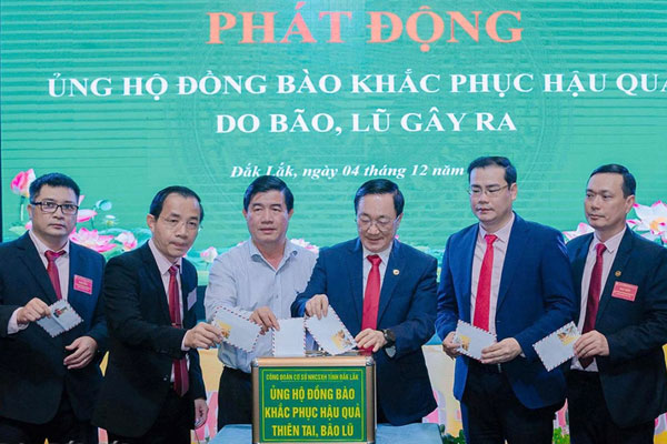 Tổng Giám đốc Dương Quyết Thắng và các đại biểu tham gia ủng hộ đồng bào bị ảnh hưởng mưa lũ