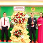 Chủ tịch Công đoàn NHCSXH Trần Duy Đông tặng hoa Đại hội
