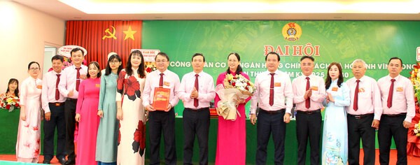 Các đại biểu chúc mừng BCH Công đoàn cơ sở NHCSXH tỉnh Vĩnh Long nhiệm kỳ 2025 - 2030 Các đại biểu chúc mừng BCH Công đoàn cơ sở NHCSXH tỉnh Vĩnh Long nhiệm kỳ 2025 - 2030