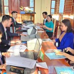 NHCSXH giao dịch với các khách hàng tại điểm giao dịch