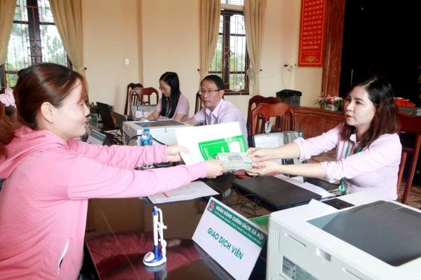 Cán bộ chi nhánh NHCSXH tỉnh Ninh Bình tận tình, tận tâm hướng dẫn người nghèo sử dụng vốn vay đúng mục đích, đạt hiệu quả trong sản xuất kinh doanh Cán bộ chi nhánh NHCSXH tỉnh Ninh Bình tận tình, tận tâm hướng dẫn người nghèo sử dụng vốn vay đúng mục đích, đạt hiệu quả trong sản xuất kinh doanh