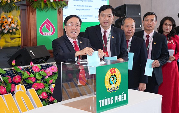 Các đại biểu bỏ phiếu bầu BCH Công đoàn NHCSXH khoá VI, nhiệm kỳ 2025 - 2030 Các đại biểu bỏ phiếu bầu BCH Công đoàn NHCSXH khoá VI, nhiệm kỳ 2025 - 2030